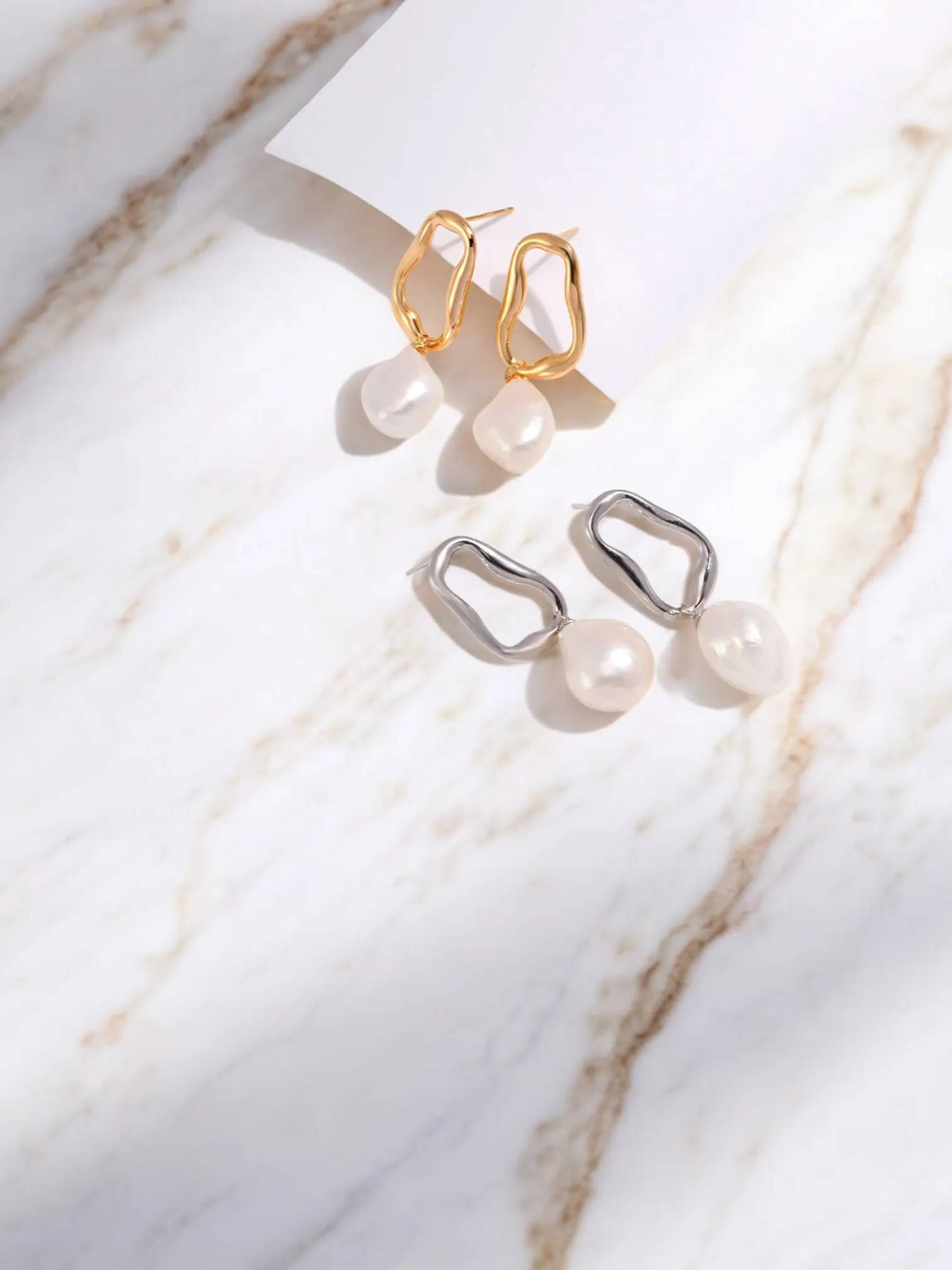 Luisa - Minimalist Pearl Dangle Earrings