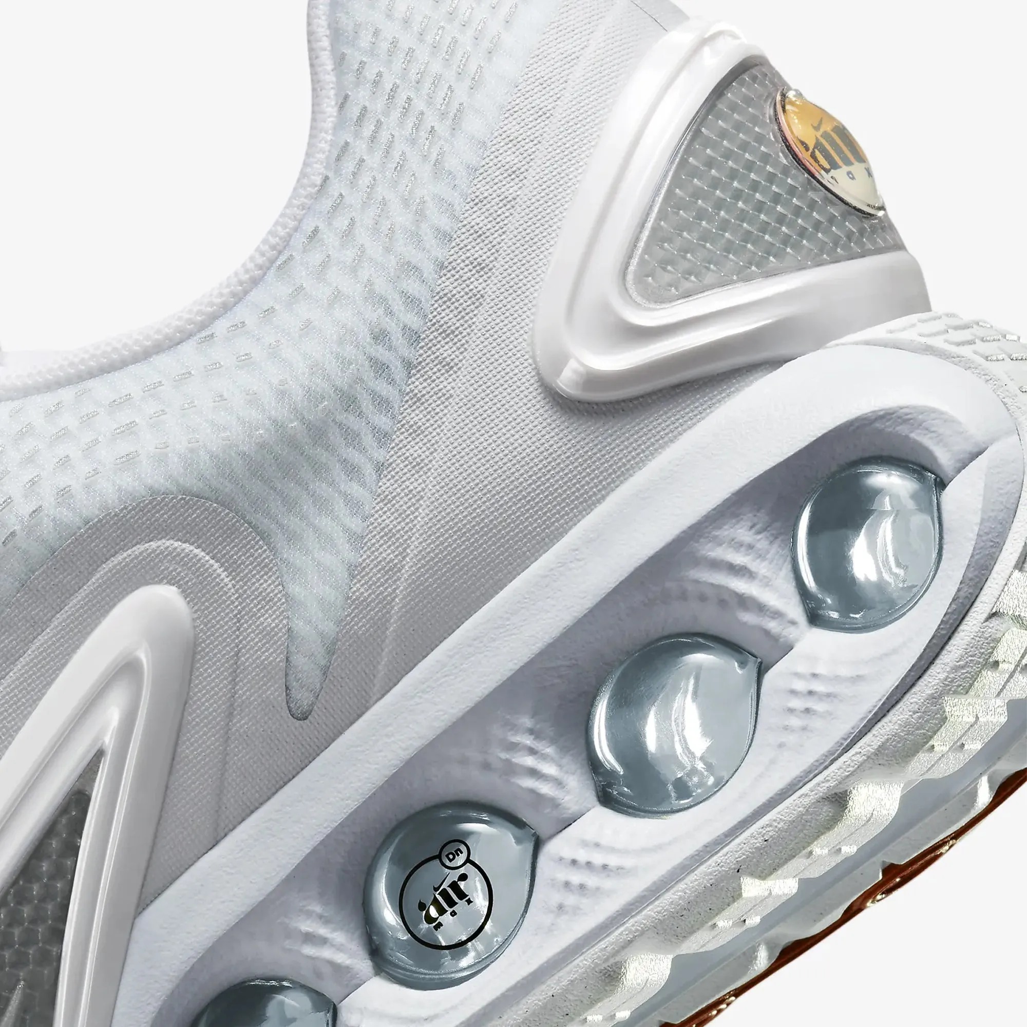 Nike | WMN'S AIR MAX DN  { WHITE/METALLIC SILVER-PURE PLATINUM